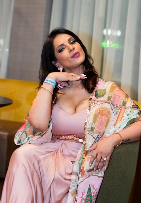 Minakshie Sethii heiße pornographische bilder