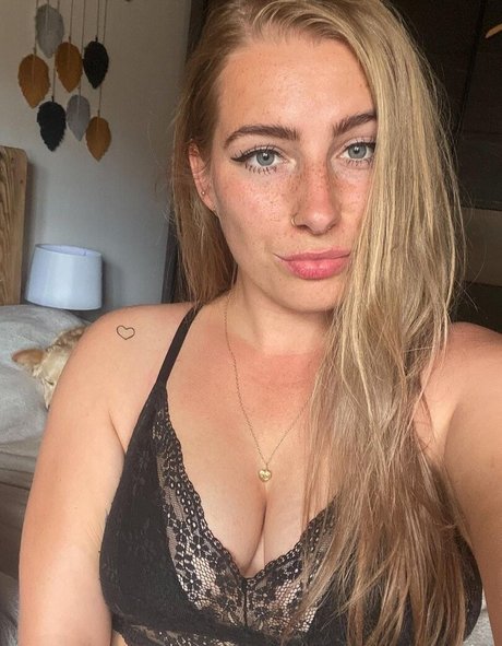 Blondinbelka perfekte erotische fotos