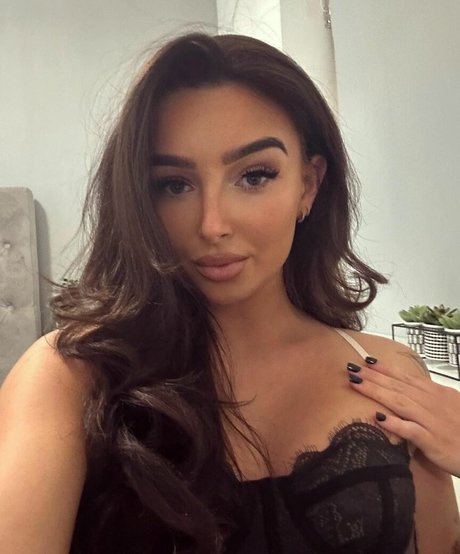 Chloe Panchal sexy exklusive bilder