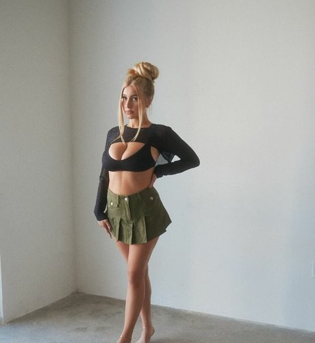 Trinityy Rain porno kunst bild