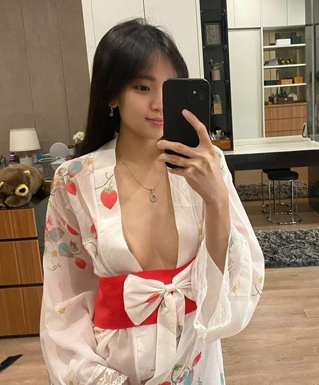 Aveline Liu sexy akt archiv