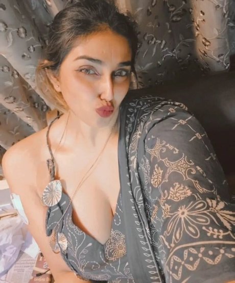 Nayoni Dutta schöne erotische foto