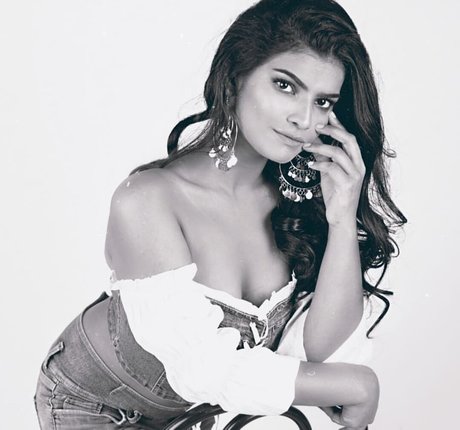 Nidhi Goel beste top bild