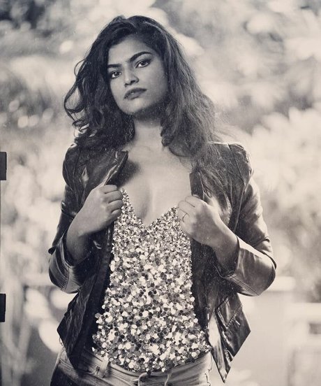 Nidhi Goel porno schöne bilder