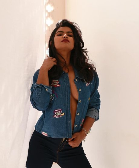 Nidhi Goel xxx pornostar galerie