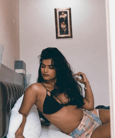 Nidhi Goel perfekte nackte galerie