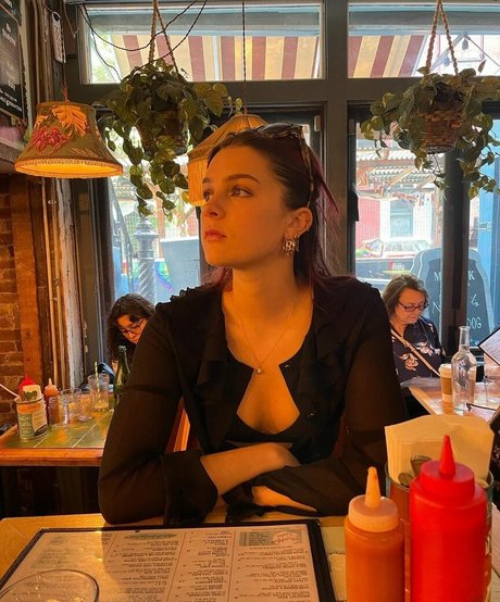 McKenzie Bell sexy foto