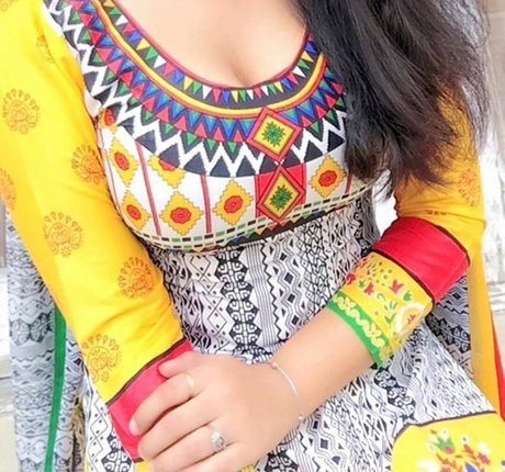 Aarohi Verma perfekte akt fotos