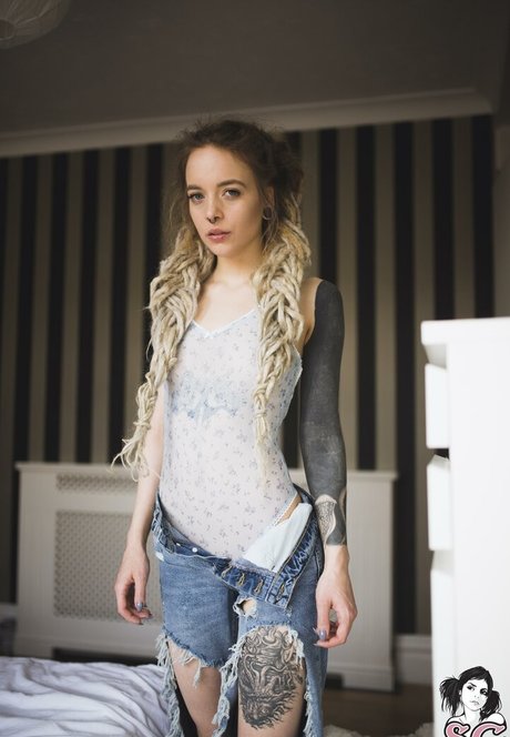 Mundi schauspielerin erwachsene archiv