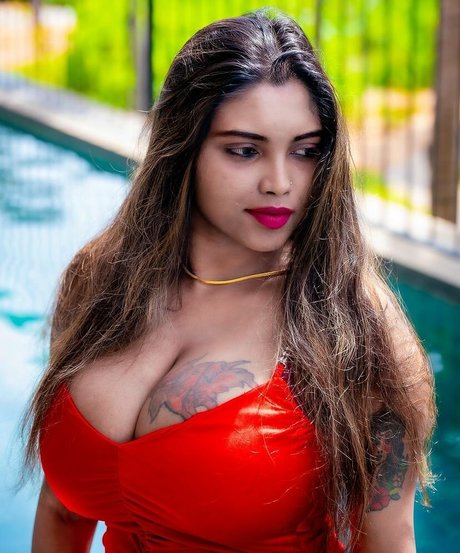 Elakkiya Rajendran model top foto