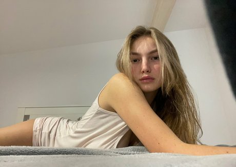 Naomi Reyners erwachsene hübsche galerien