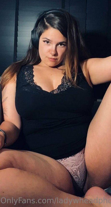 ladywheadphones nette galerie