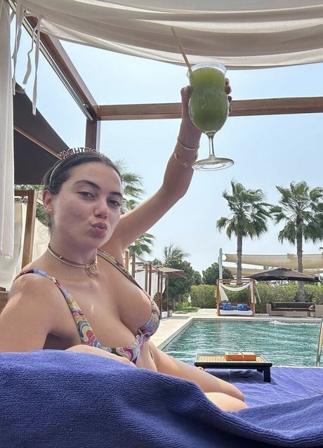 Yluna DeParis nackt nette bilder