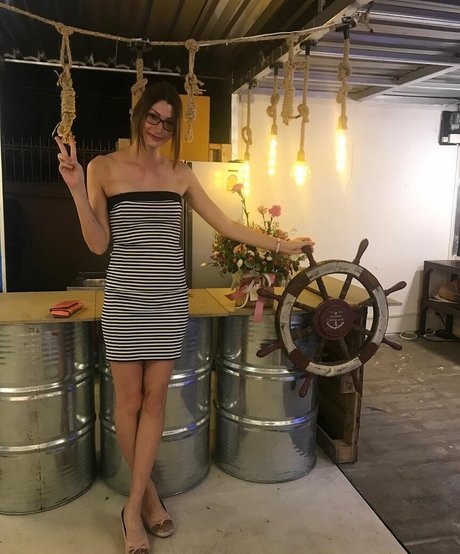 Kimberly Apasara Thomas erotische akt bild