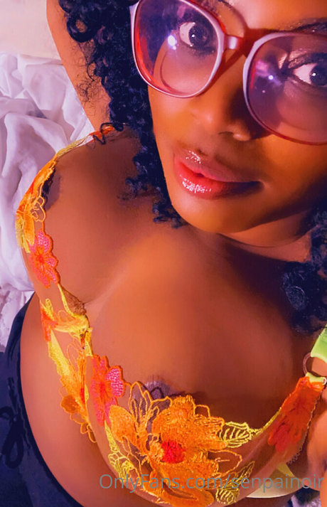 obeygoddesslivvy model hd bild