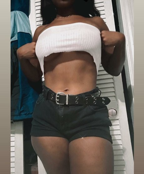 Niyahmoeye pornostar kostenlose bilder