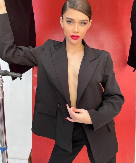 Milana Vino pornostar exklusive fotos