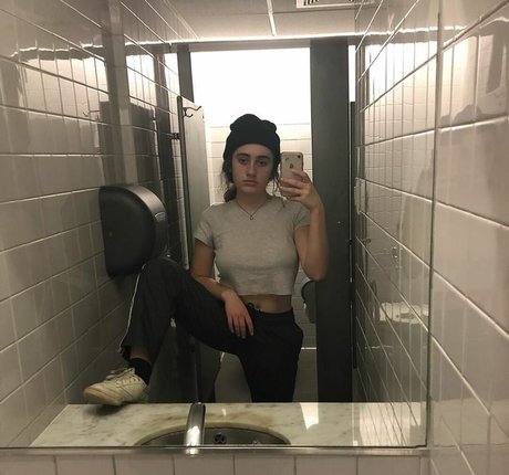 Rachel Sennott nacktheit kunst foto