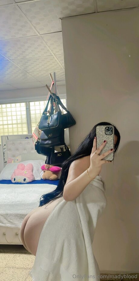 Madyblood nackt sexy bilder