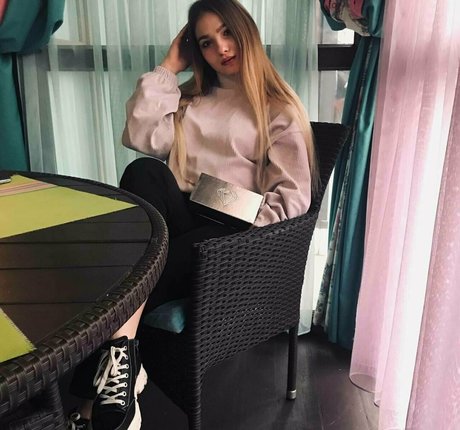 leila hottie kunst nackt foto