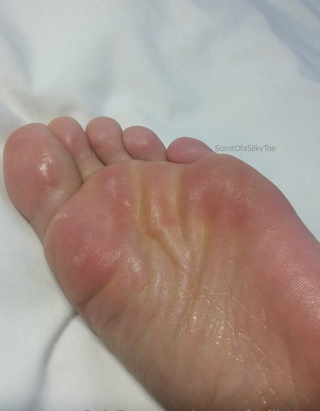 scentofasilkytoe top erotische foto