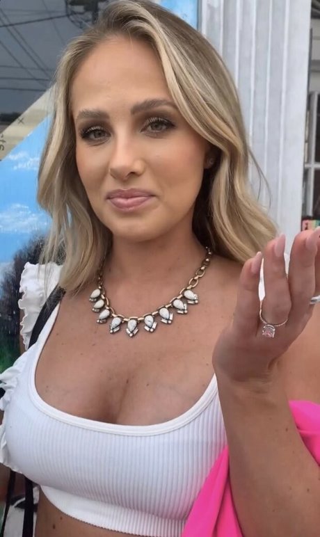 Tomi Lahren perfekte pornographische fotos