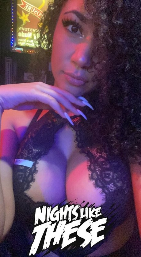 partyatari model nacktheit bild