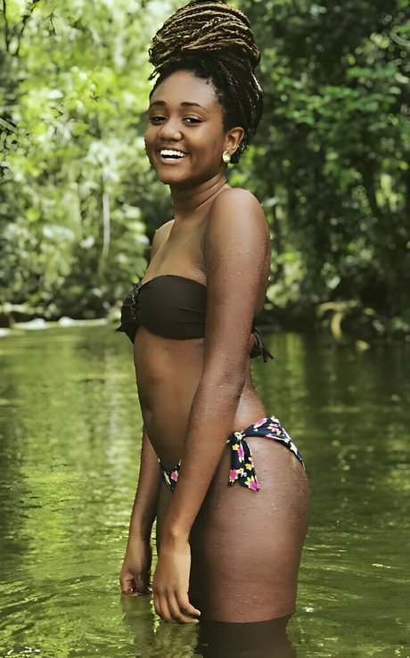 Sarah Aline hd sexy bild