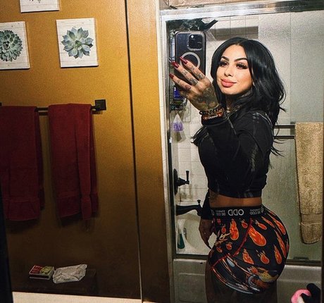 Yogapantsqueen nackt erotische galerie