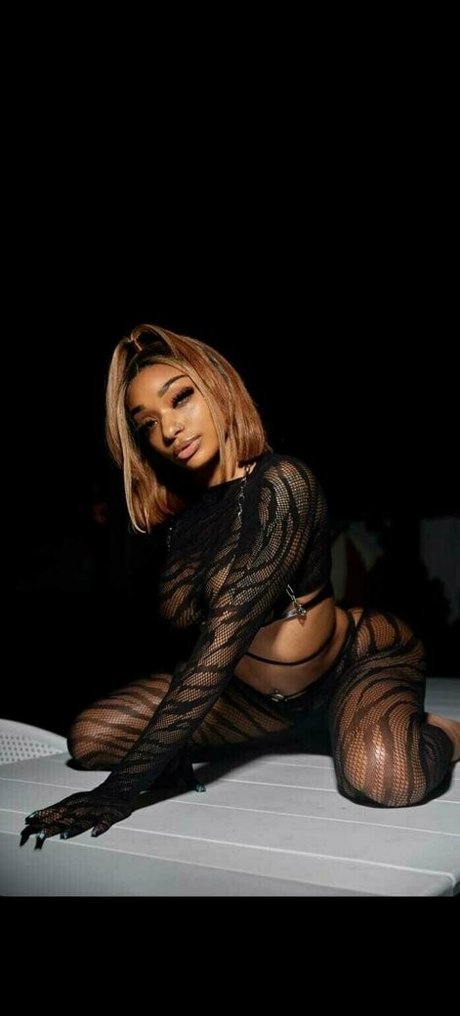 bigmfyellaa nacktheit erotische bilder