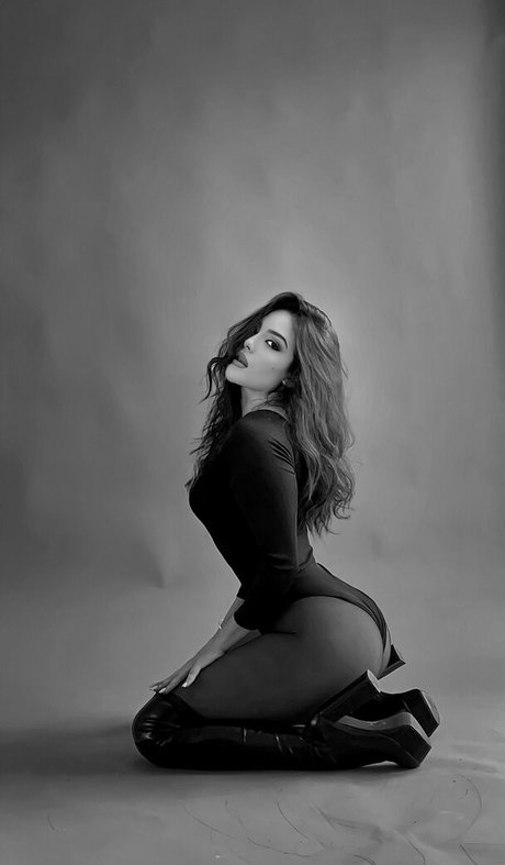 Daniela Flores model schöne galerie