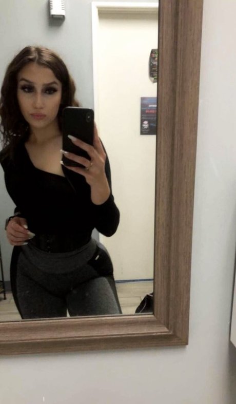 Chloe Flores exklusive fotos