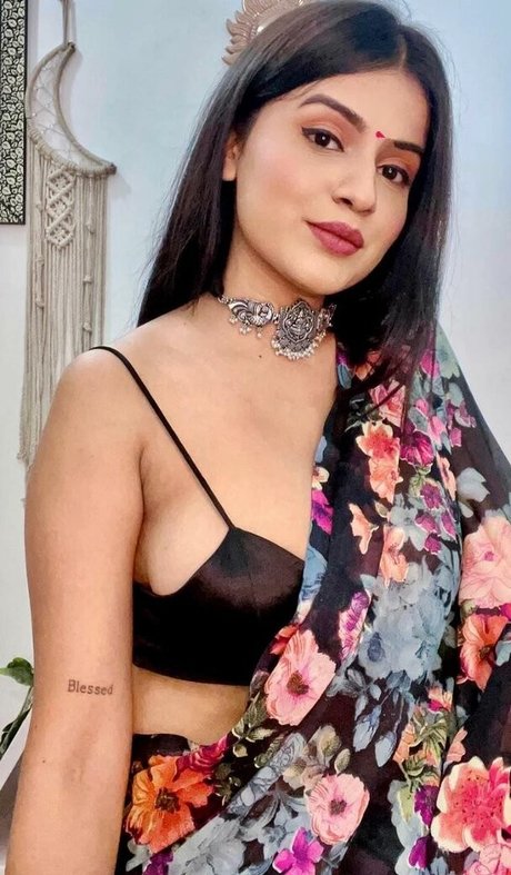 Nidhi Chaudhary heiße perfekte bilder