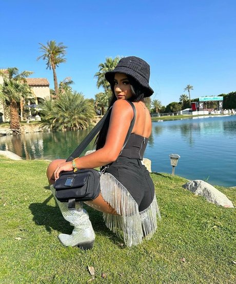 Tatiana McQuay sexy kunst galerie