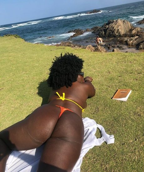 Carla Akotirene perfekte hd fotos