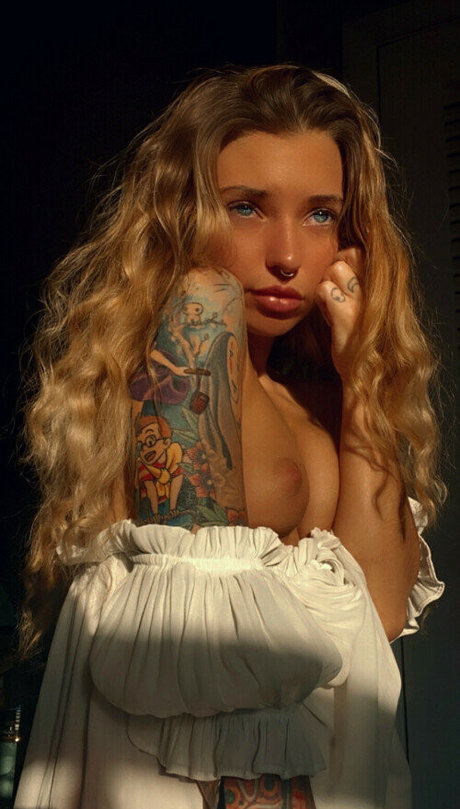 blonde sekretärin onlyfans kunst nackt galerie