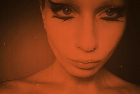 Annie Kinshova exklusive galerie