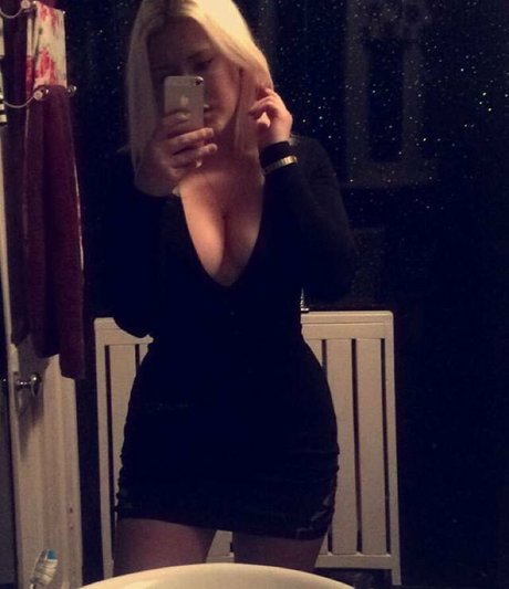 flugbegleiterin onlyfans schöne schöne bild