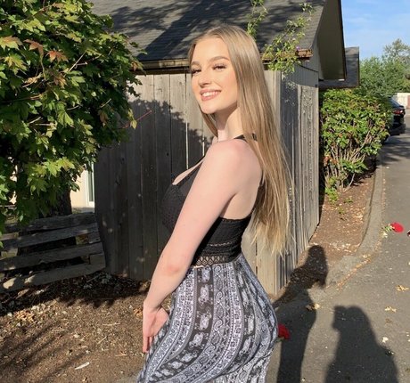 Cassandra Summer sexy top galerie