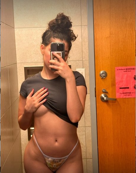 emilyelizabeth 1 hd sexy foto