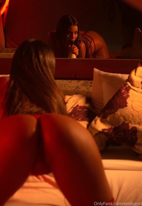 Emily Gori model top fotos