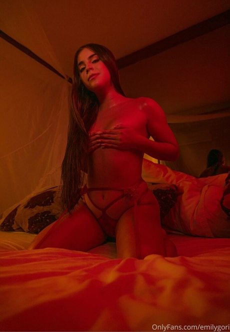 Emily Gori porno perfekte foto