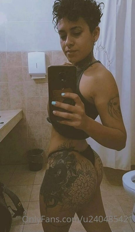 thequeenwithcurls exklusive nackten foto