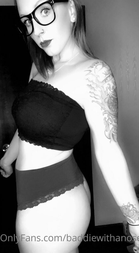 baddiewithanosering sexy akt galerien