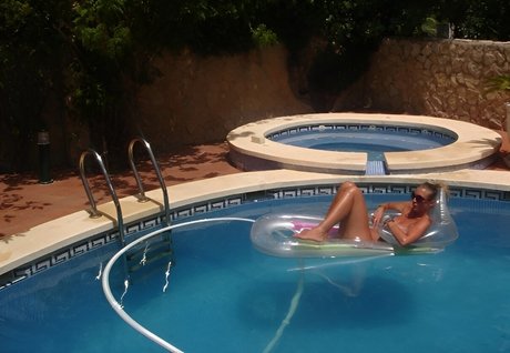 Anya Holberton sexy erotische galerien