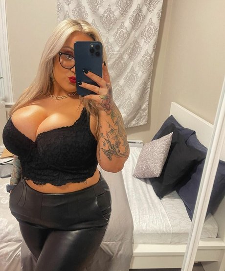 Lilly Alcorn model akt foto