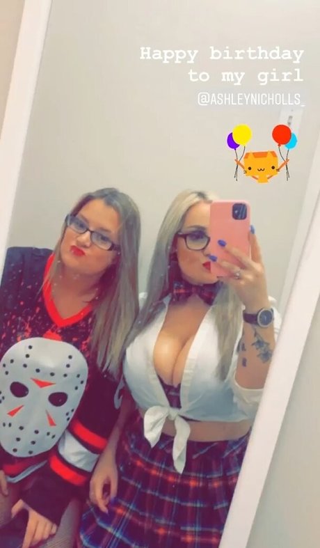 Lilly Alcorn sexy top fotos