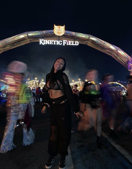 thatonegirlmikeyvlogs model nackt foto