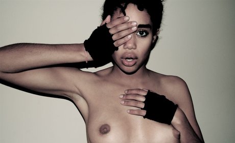 Laura Harrier exklusive top galerie