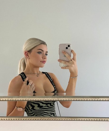 Naomi grace Robinson sexy hd galerie